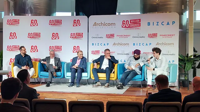 Panel dyskusyjny na scenie 60 Million Congress w Miami, ścianka partnerów w tle