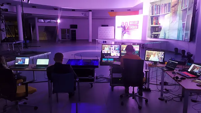 Reżyserka transmisji online 60 Million Congress z monitorami i prowadzącymi