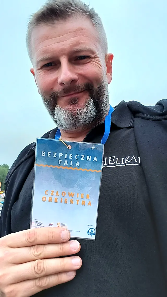 Krzysztof Delikat z identyfikatorem organizatora koncertu Bezpieczna Fala