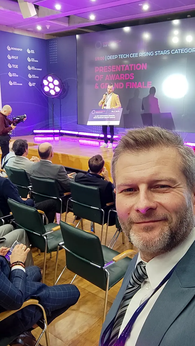 Krzysztof Delikat na sali podczas gali finałowej Deep Tech CEE Summit 2023
