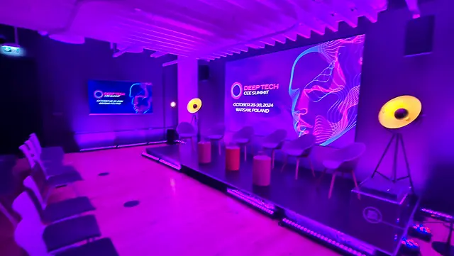 Scena Deep Tech CEE Summit 2024 w fioletowym oświetleniu przed rozpoczęciem