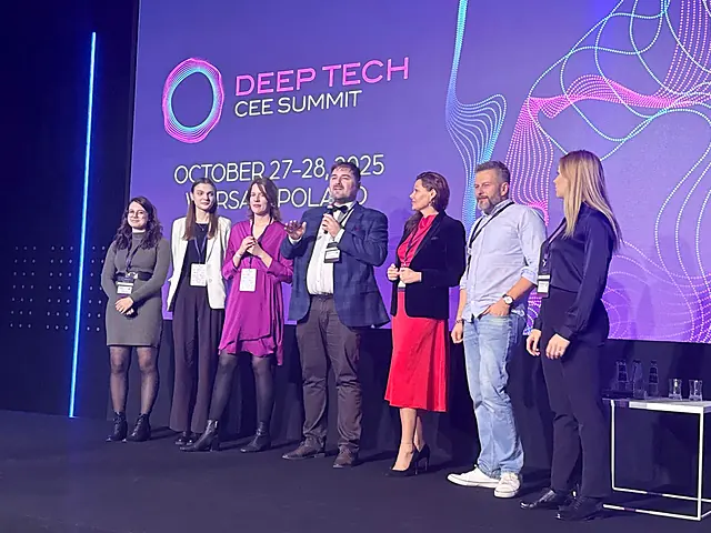 Zespół i prelegenci na scenie podczas finału Deep Tech CEE Summit 2025