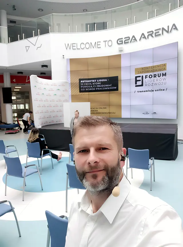 Krzysztof Delikat jako konferansjer Forum Liderów Rozwoju w G2A Arena