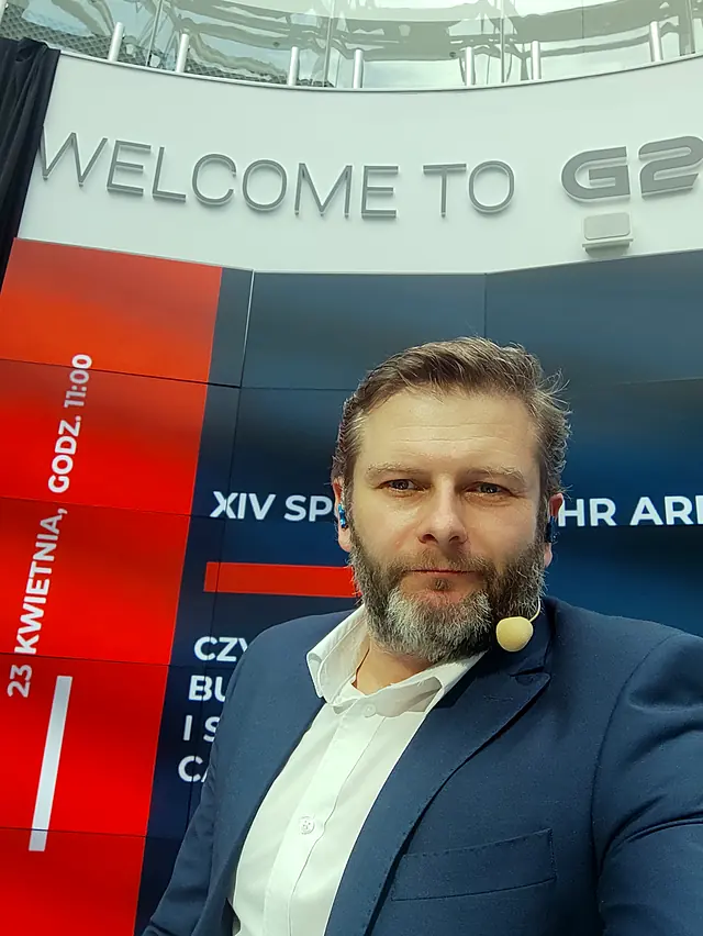 Krzysztof Delikat jako prowadzący HR Arena w studiu transmisji online