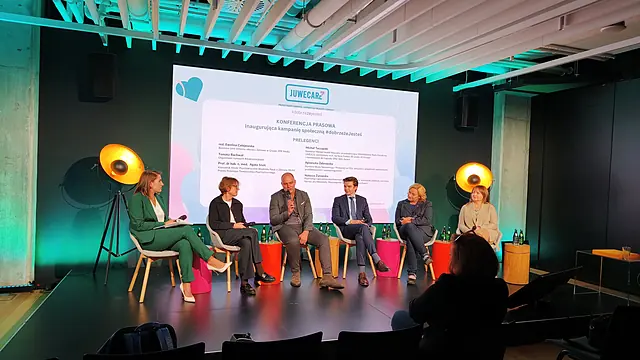 Panel ekspertów na scenie podczas konferencji prasowej JuveCare