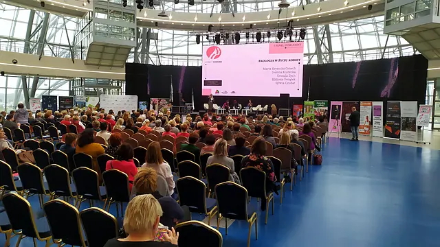 Widownia Kobiecego Kongresu podczas panelu na głównej scenie