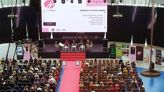 Pełna sala i panel dyskusyjny na scenie Kobiecego Kongresu 2019
