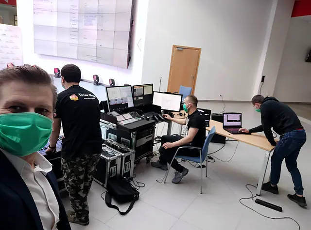 Ekipa techniczna przy stanowisku realizacji transmisji online w pierwszych tygodniach pandemii