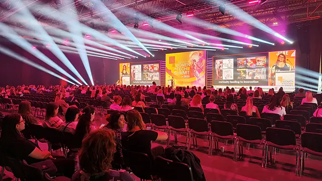 Pełna widownia przed główną sceną Women in Tech Summit 2025, światła sceniczne