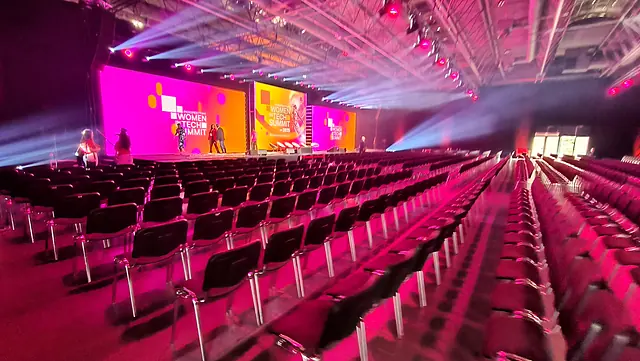 Główna scena i widownia Women in Tech Summit 2025 przed otwarciem drzwi