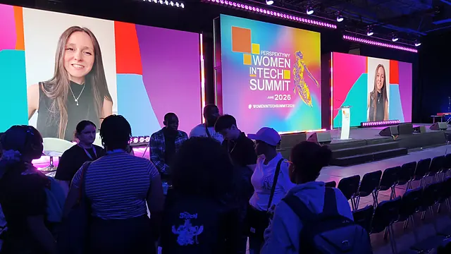 Uczestniczki przed główną sceną Women in Tech Summit 2026 z ekranami LED