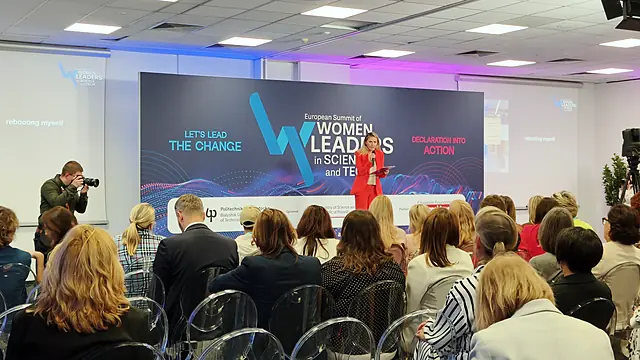 Prelegentka na scenie European Summit of Women Leaders in Science, publiczność na pierwszym planie
