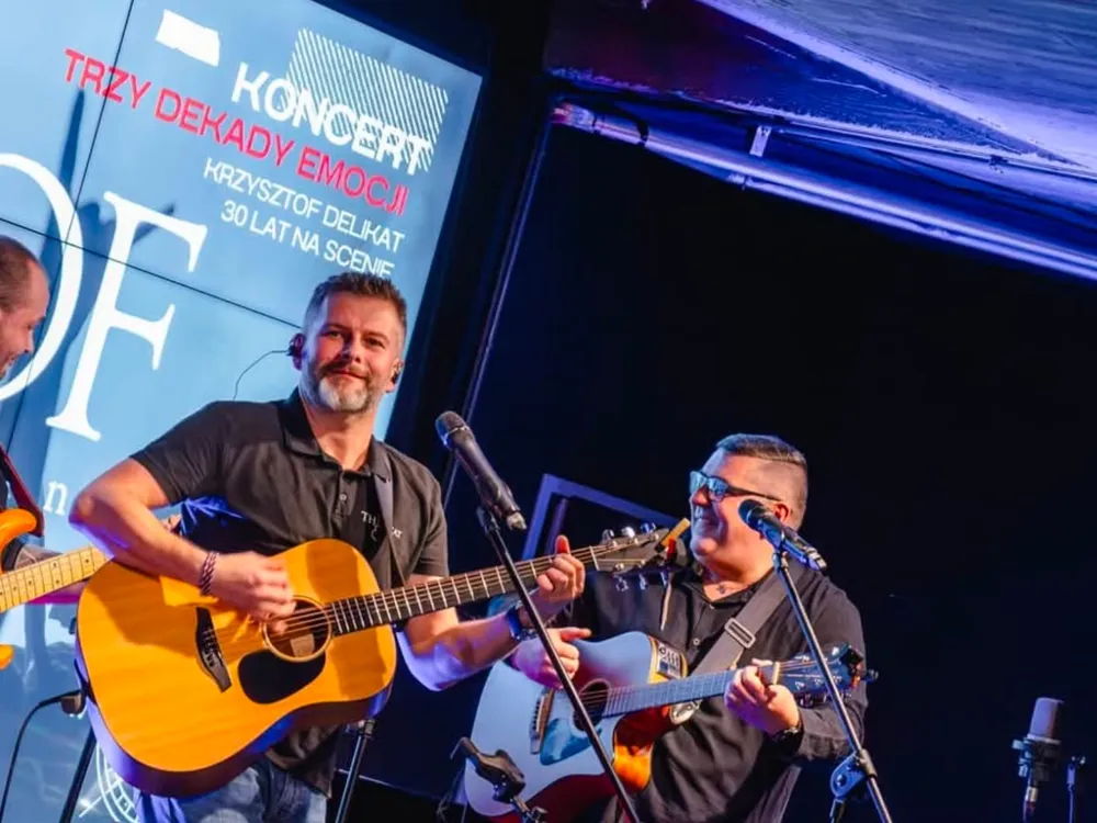 Krzysztof Delikat z gitarą na koncercie „Trzy dekady emocji”